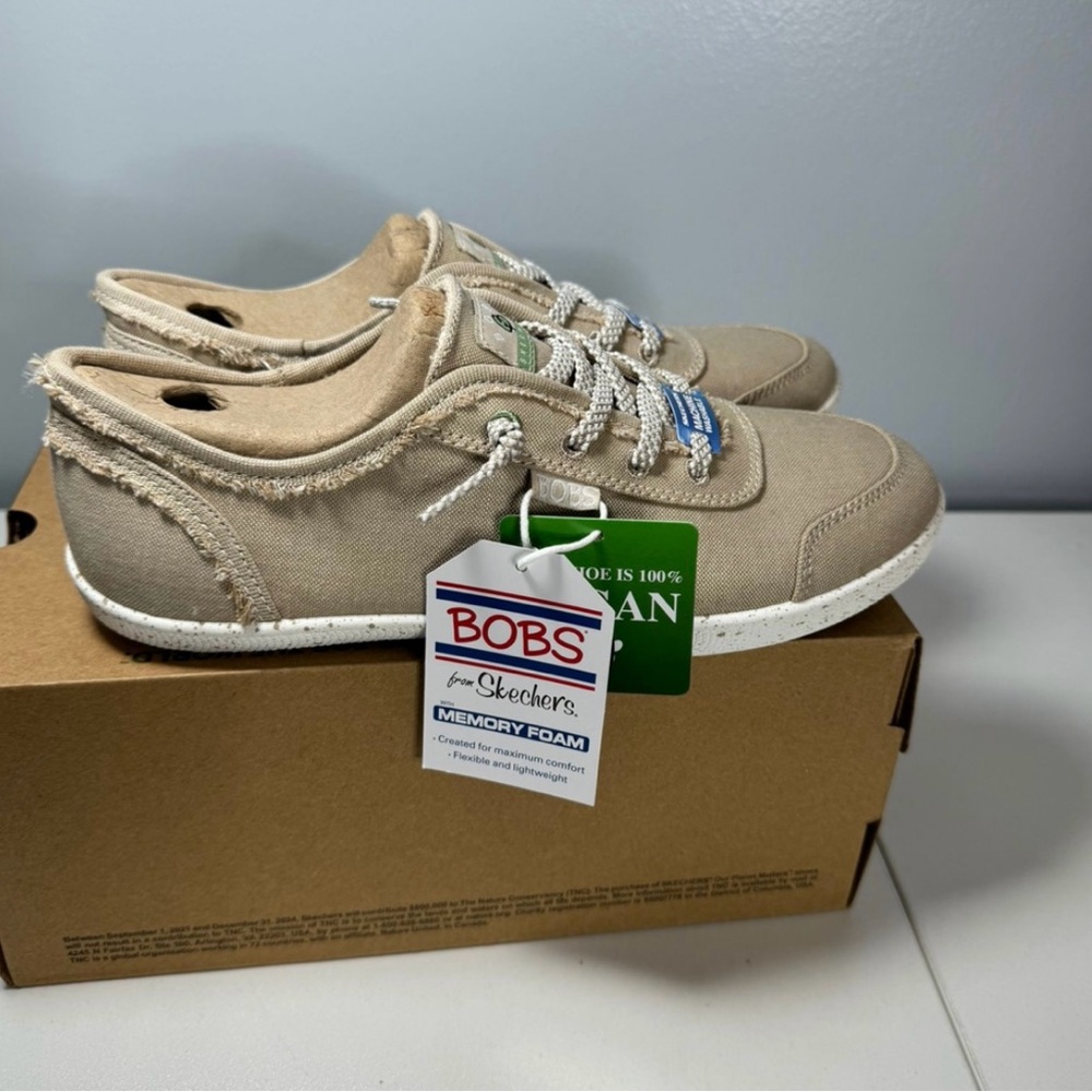 BOBS FROM SKECHERS MEMORY FOAM SHOE, SIZE 7.5